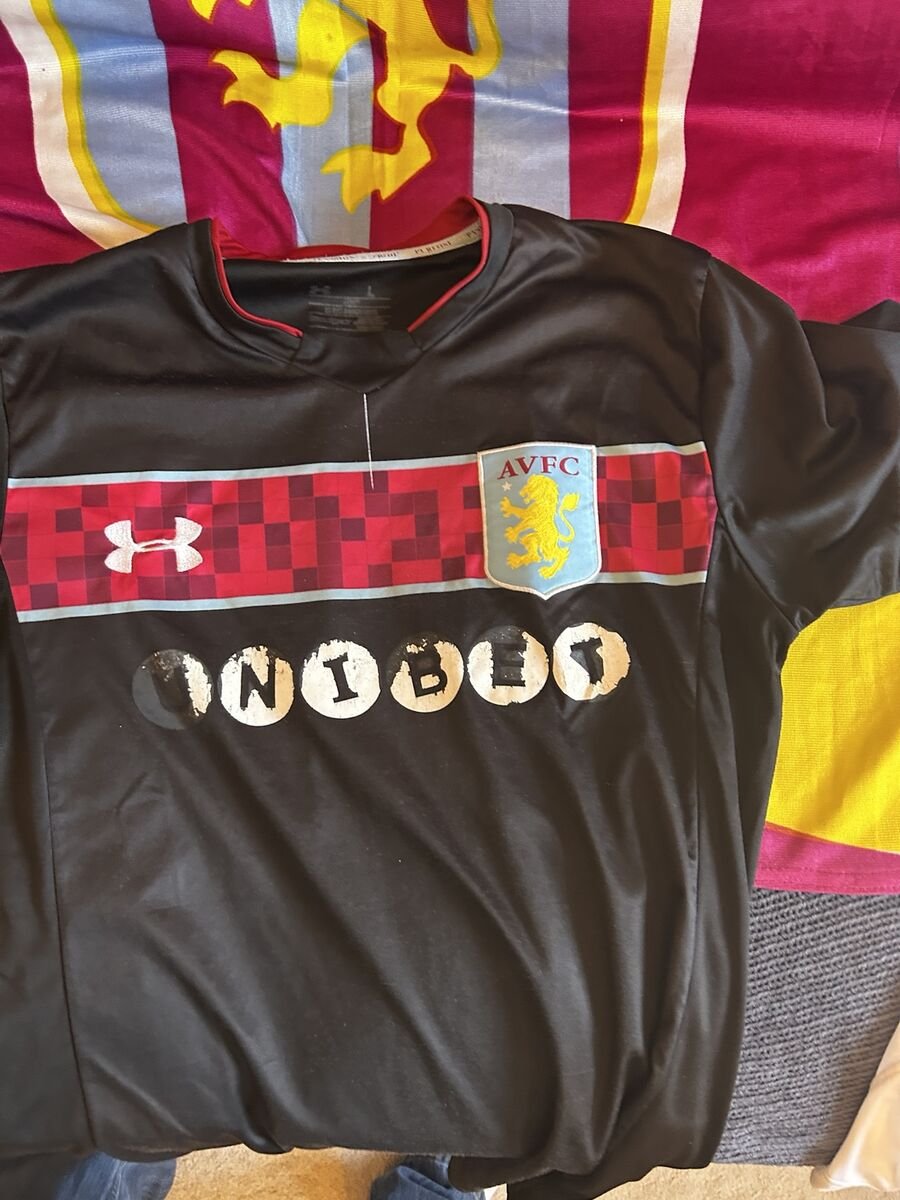 2017/18 Away / alternate - black with red chest pattern